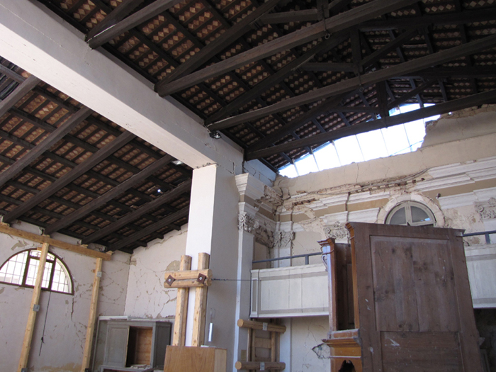 Vista dall'interno della chiesa devastata dal sisma